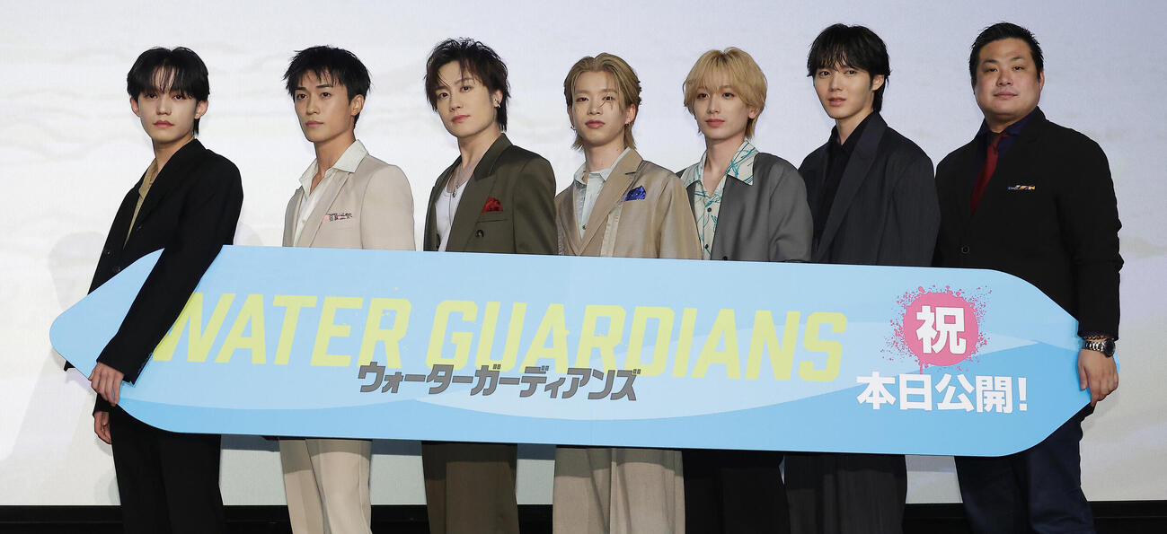 映画「ウォーターガーディアンズ」公開記念舞台あいさつを行う、左から小泉光咲、砂田将宏、椿泰我、森愁斗、小西詠斗、長野蒼大、瀧川元気監督（撮影・中島郁夫）