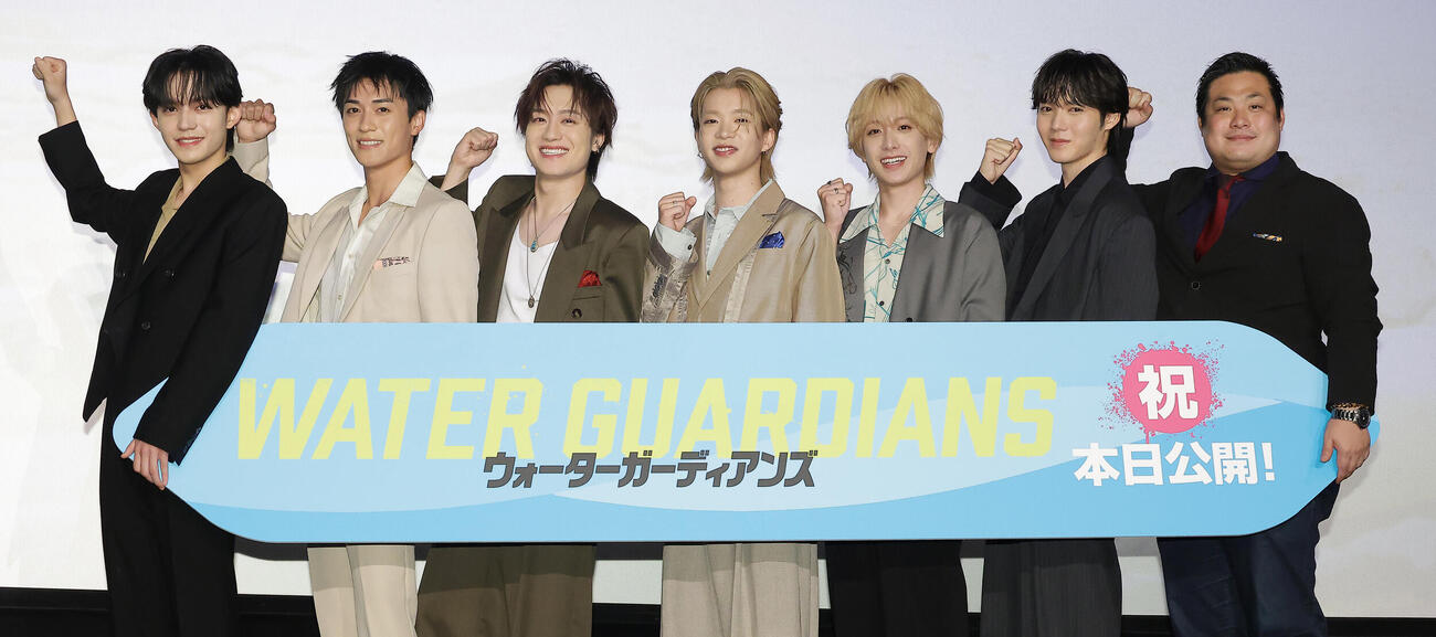 映画「ウォーターガーディアンズ」公開記念舞台あいさつを行う、左から小泉光咲、砂田将宏、椿泰我、森愁斗、小西詠斗、長野蒼大、瀧川元気監督（撮影・中島郁夫）