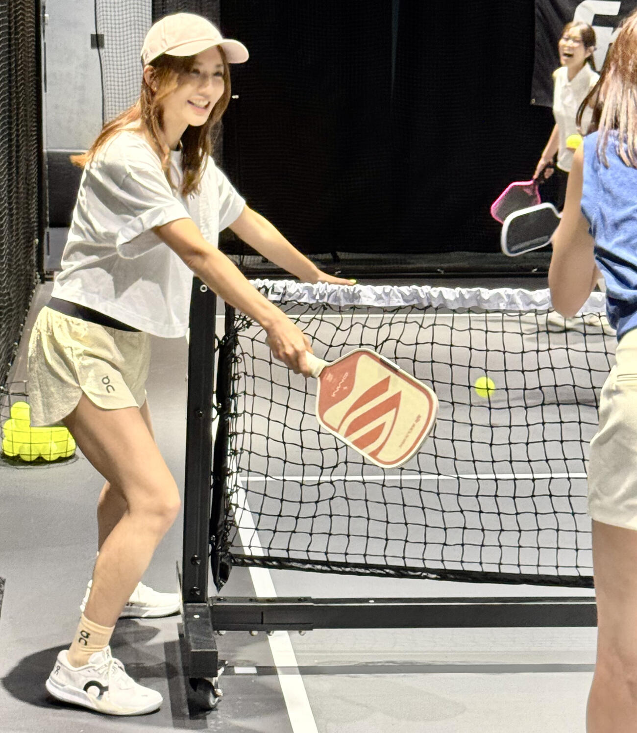 ピックルボールを楽しむ優木まおみ