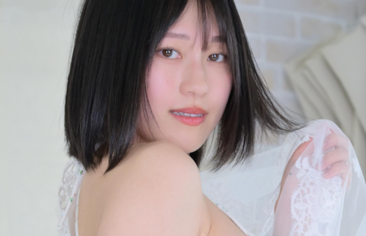 ひもビキニ姿を披露した藤原ナミ（藤原ナミのインスタグラムから）