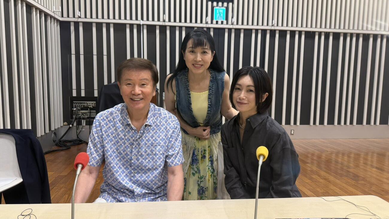 FM NACK5「青春もぎたて朝一番！」の収録に臨んだ、左から森田健作、西村知美、酒井法子