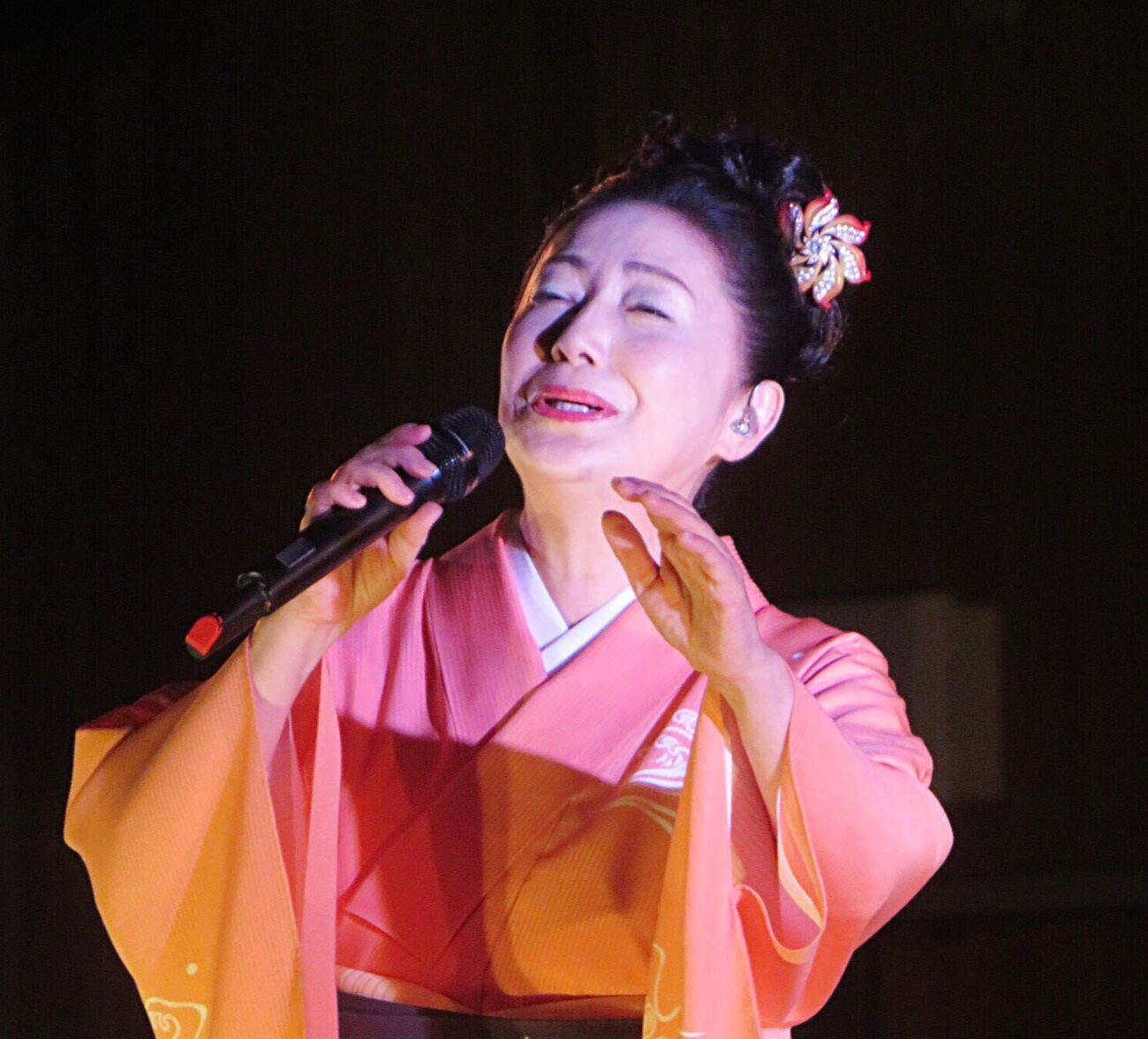 15日、「ござれ祭り」でフリーライブを行った石川さゆり