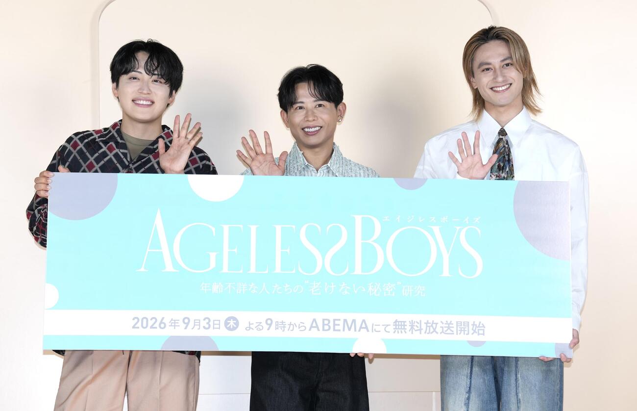 フォトセッションを行う、左からレインボー池田直人、小田切ヒロ、Aえ！groupの小島健（撮影・小島史椰）