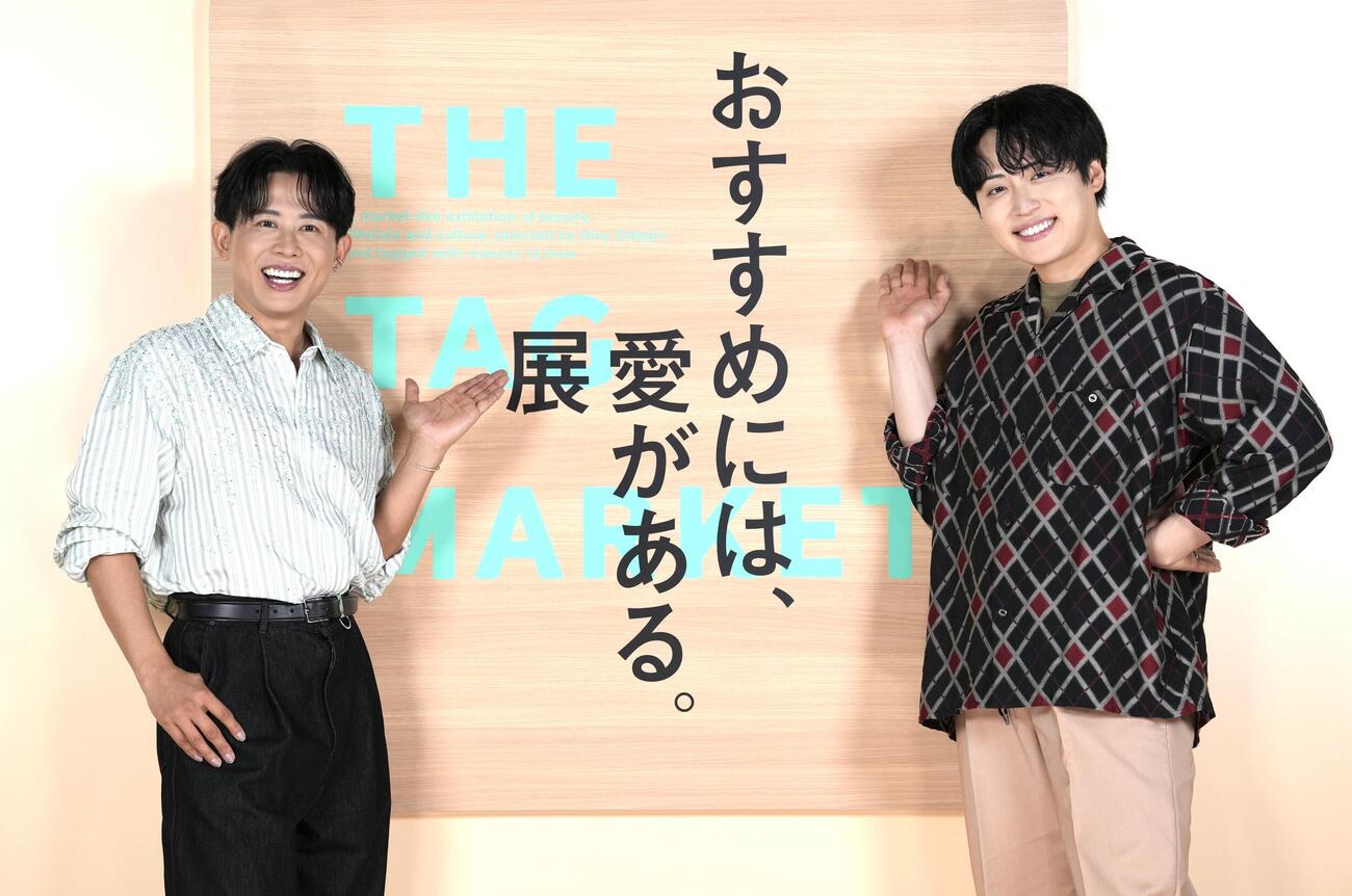 フォトセッションを行う小田切ヒロ（左）とレインボー池田直人（撮影・小島史椰）