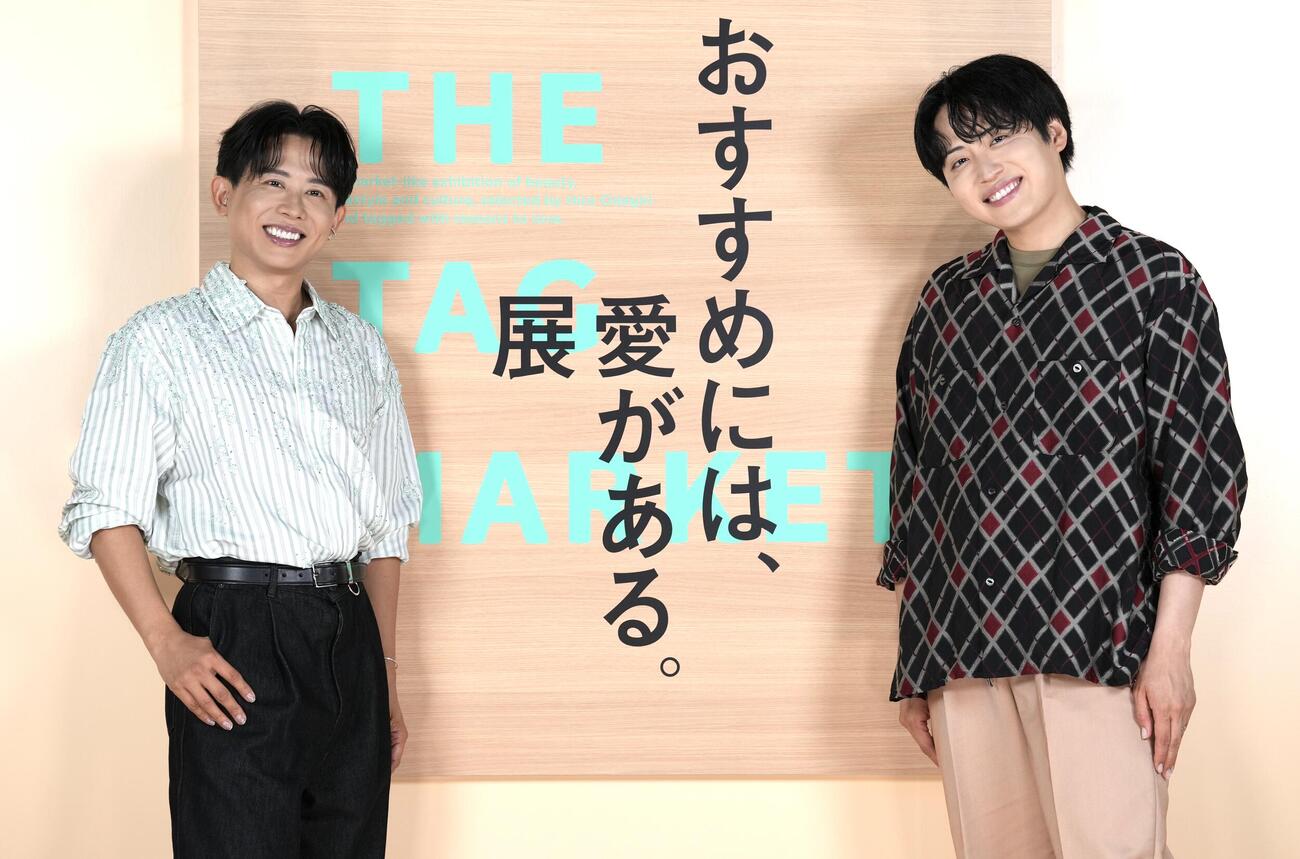 フォトセッションを行う小田切ヒロ（左）とレインボー池田直人（撮影・小島史椰）