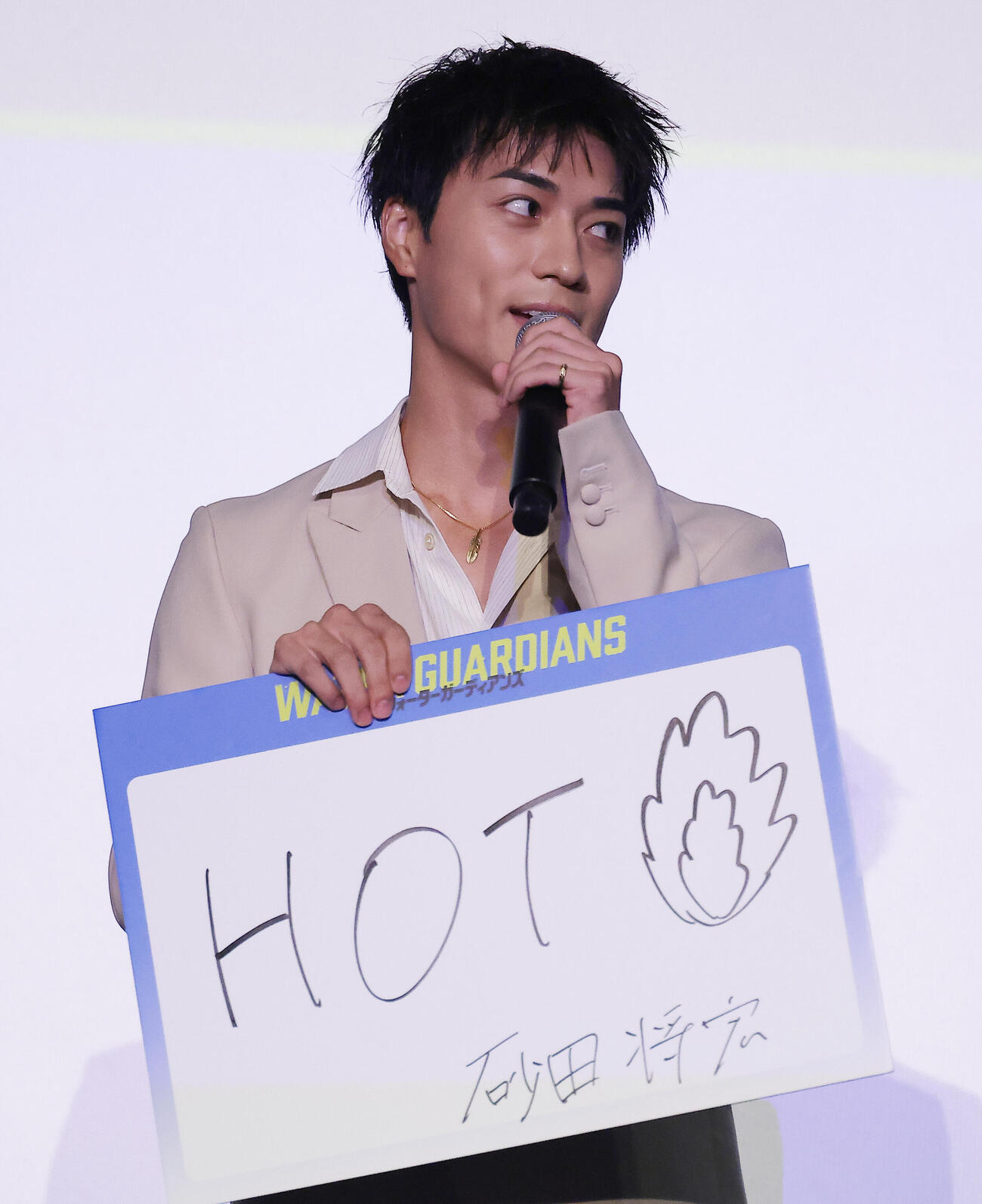 映画「ウォーターガーディアンズ」公開記念舞台あいさつを行う砂田将宏（撮影・中島郁夫）