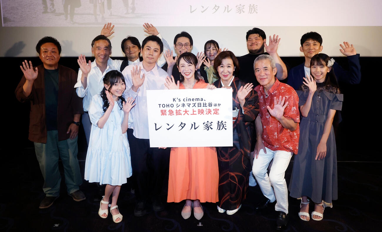 フォトセッションを行った登壇者、前列左から中本梨那、上坂龍之介監督、荻野友里、駒塚由衣、黒岩徹、中村芽生、後列左から村尾俊明、小野孝弘、田中壮太郎、鈴木浩文、白木ひこ、荒岡龍星、松林慎司（撮影・山本朝陽）
