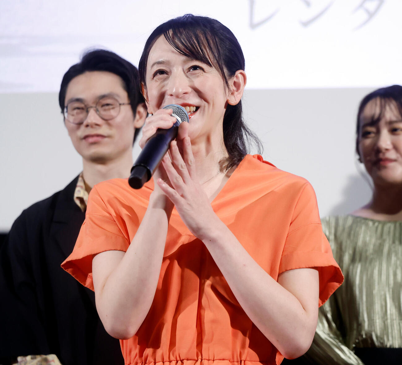 笑顔を見せる荻野友里（撮影・山本朝陽）