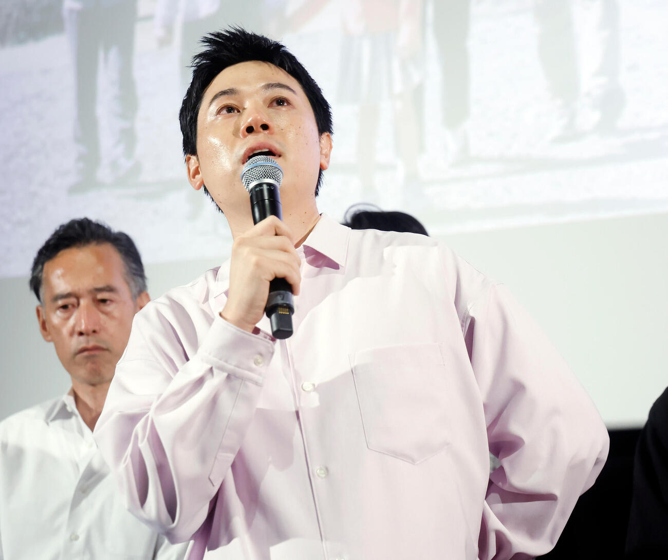 エピソードトークで感極まる上坂龍之介監督（撮影・山本朝陽）