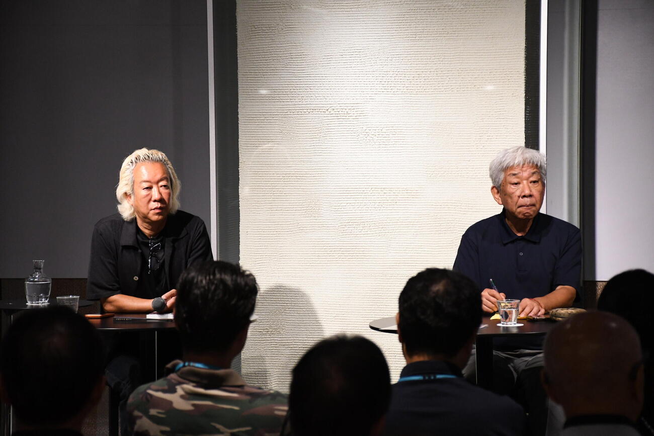 福田淳氏の著書「結局、熱狂できる人がうまくいく。」のトークショーに出席した、福田氏（左）と大﨑洋氏（撮影・阪口孝志）