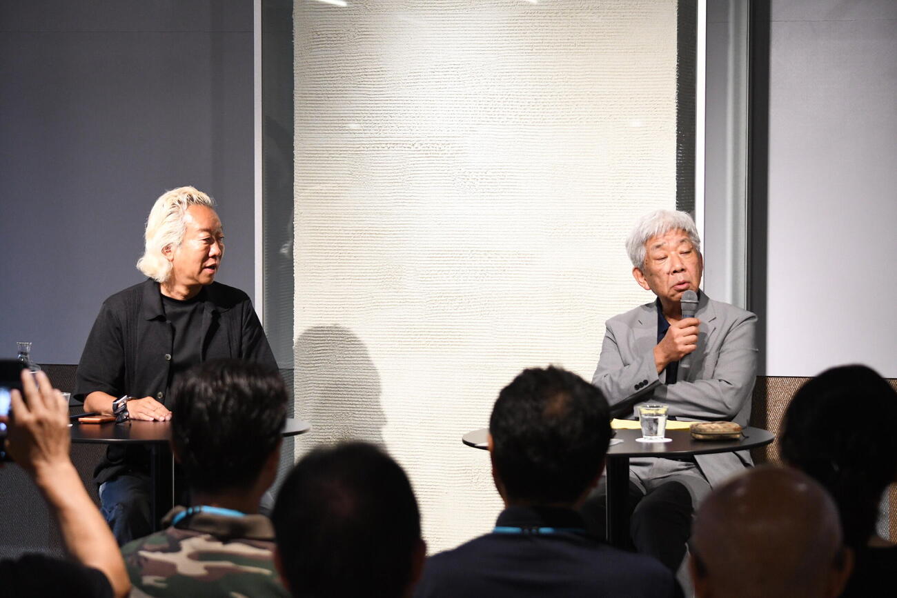 福田淳氏の著書「結局、熱狂できる人がうまくいく。」のトークショーに出席した、福田氏（左）と大﨑洋氏（撮影・阪口孝志）