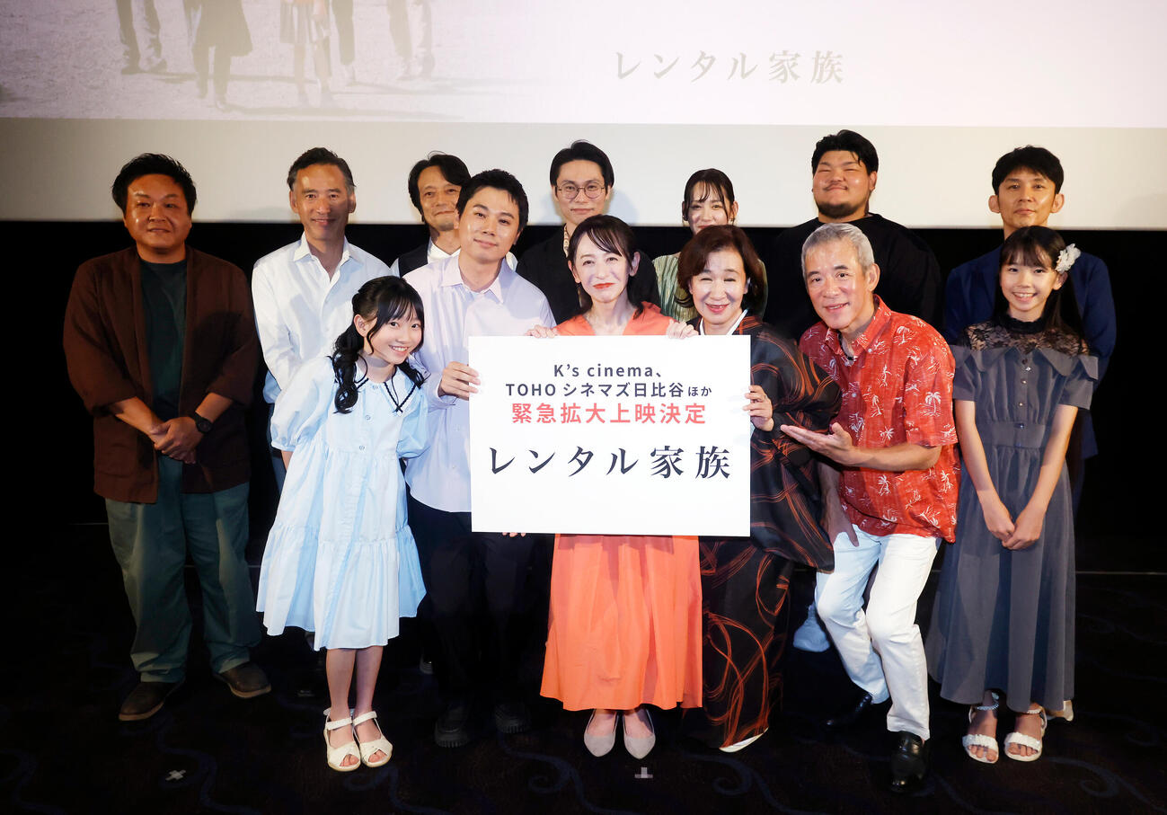 フォトセッションを行った登壇者、前列左から中本梨那、上坂龍之介監督、荻野友里、駒塚由衣、黒岩徹、中村芽生、後列左から村尾俊明、小野孝弘、田中壮太郎、鈴木浩文、白木ひこ、荒岡龍星、松林慎司（撮影・山本朝陽）