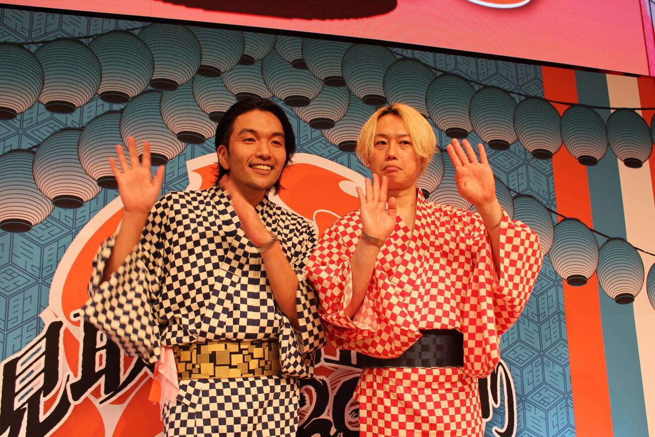「見取り図盆踊り2026」初日を無事に終え、ホッと一息の見取り図。盛山晋太郎（左）とリリー