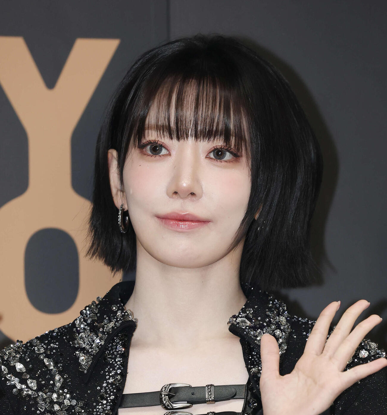 「2025 LE SSERAFIM TOUR　’EASY CRAZY HOT’ENCORE IN TOKYO DOME」でフォトセッションに臨むLE SSERAFIMのSAKURA（撮影・宮地輝）