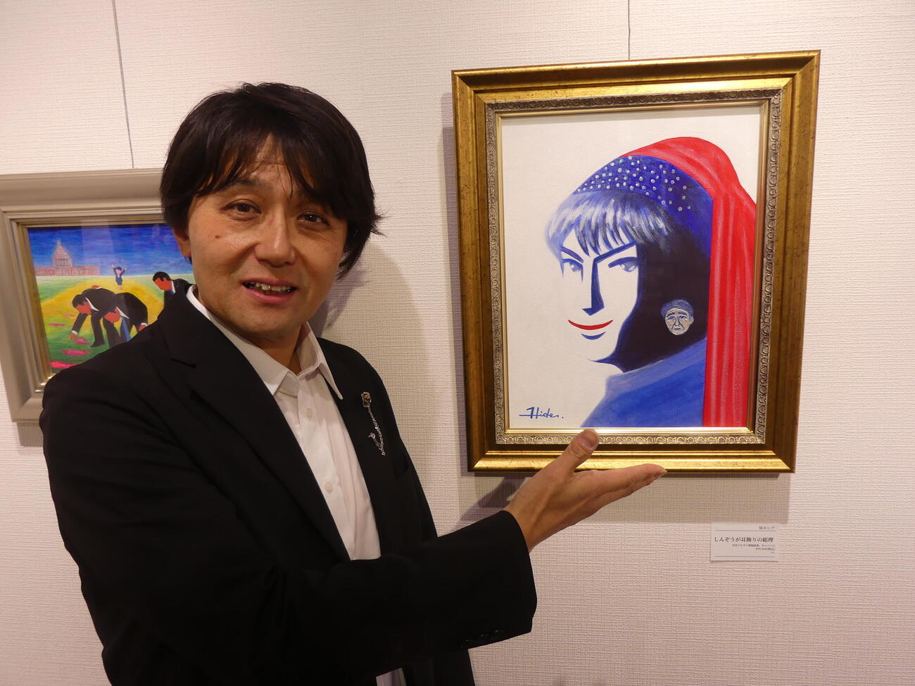 新作の「しんぞうが耳飾りの総理」を披露する「ザ・ニュースペーパー」福本ヒデ
