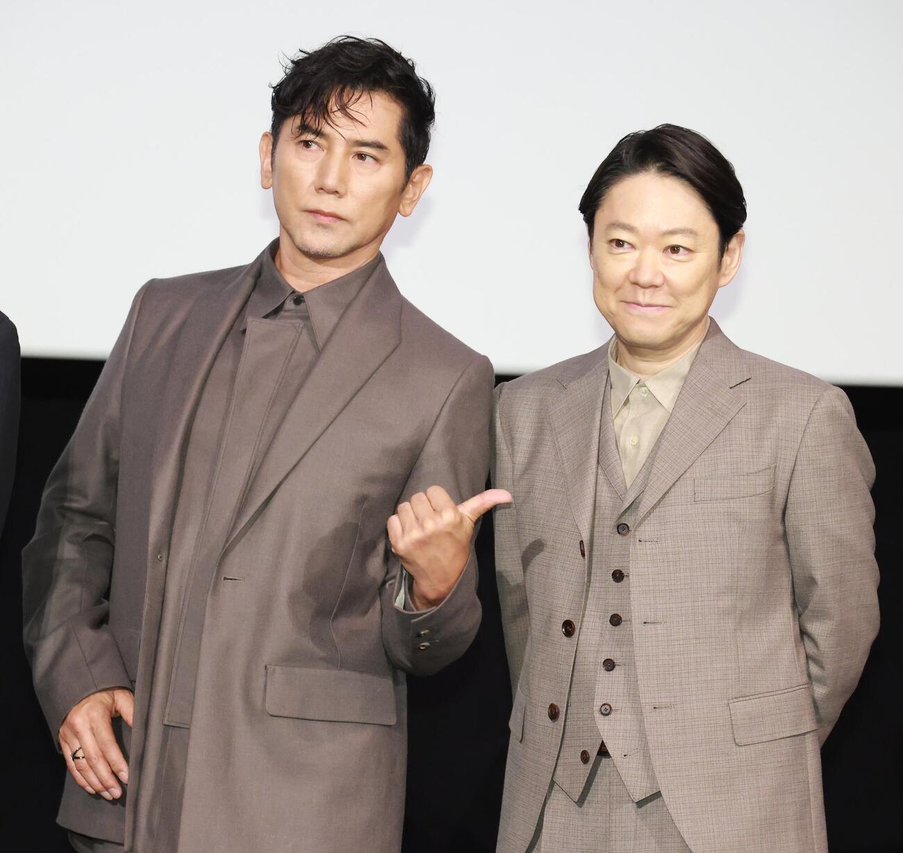映画「八月の声を運ぶ男」公開記念舞台あいさつを行う本木雅弘（左）と阿部サダヲ（撮影・中島郁夫）