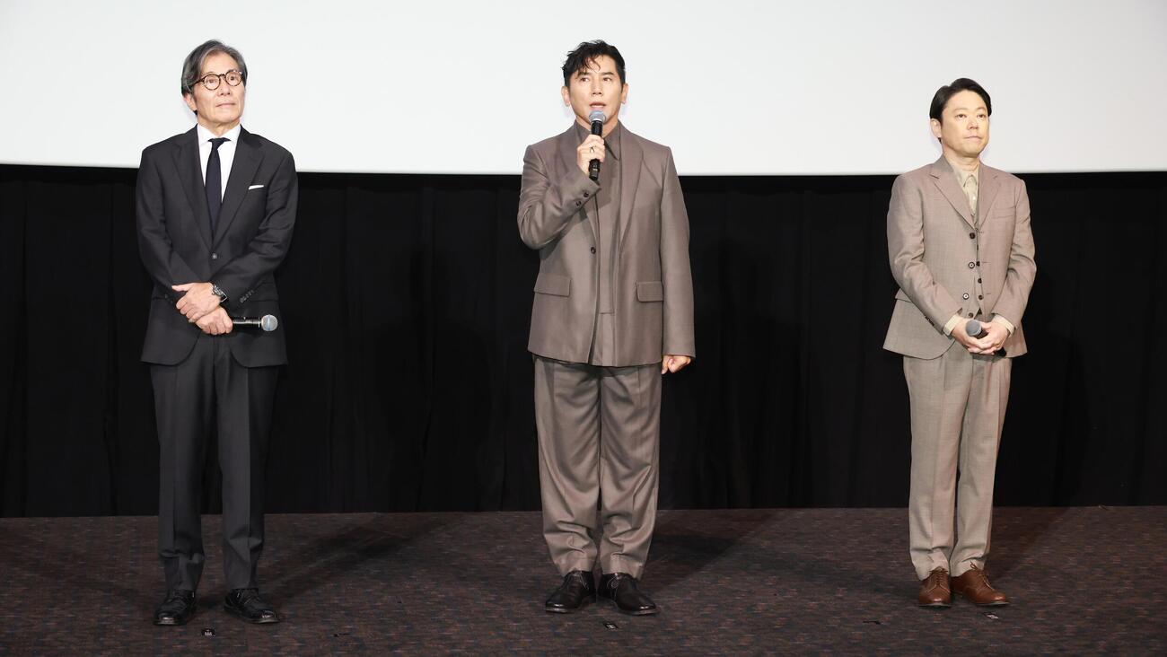 映画「八月の声を運ぶ男」公開記念舞台あいさつを行う、左から柴田岳志監督、本木雅弘、阿部サダヲ、（撮影・中島郁夫）