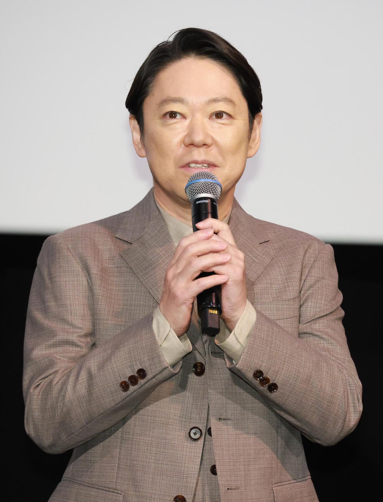 映画「八月の声を運ぶ男」公開記念舞台あいさつを行う阿部サダヲ（撮影・中島郁夫）