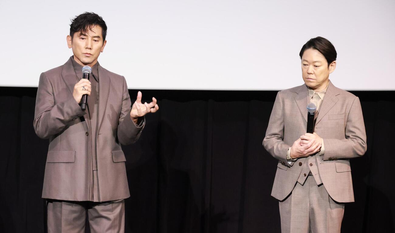 映画「八月の声を運ぶ男」公開記念舞台あいさつを行う本木雅弘（左）と阿部サダヲ（撮影・中島郁夫）