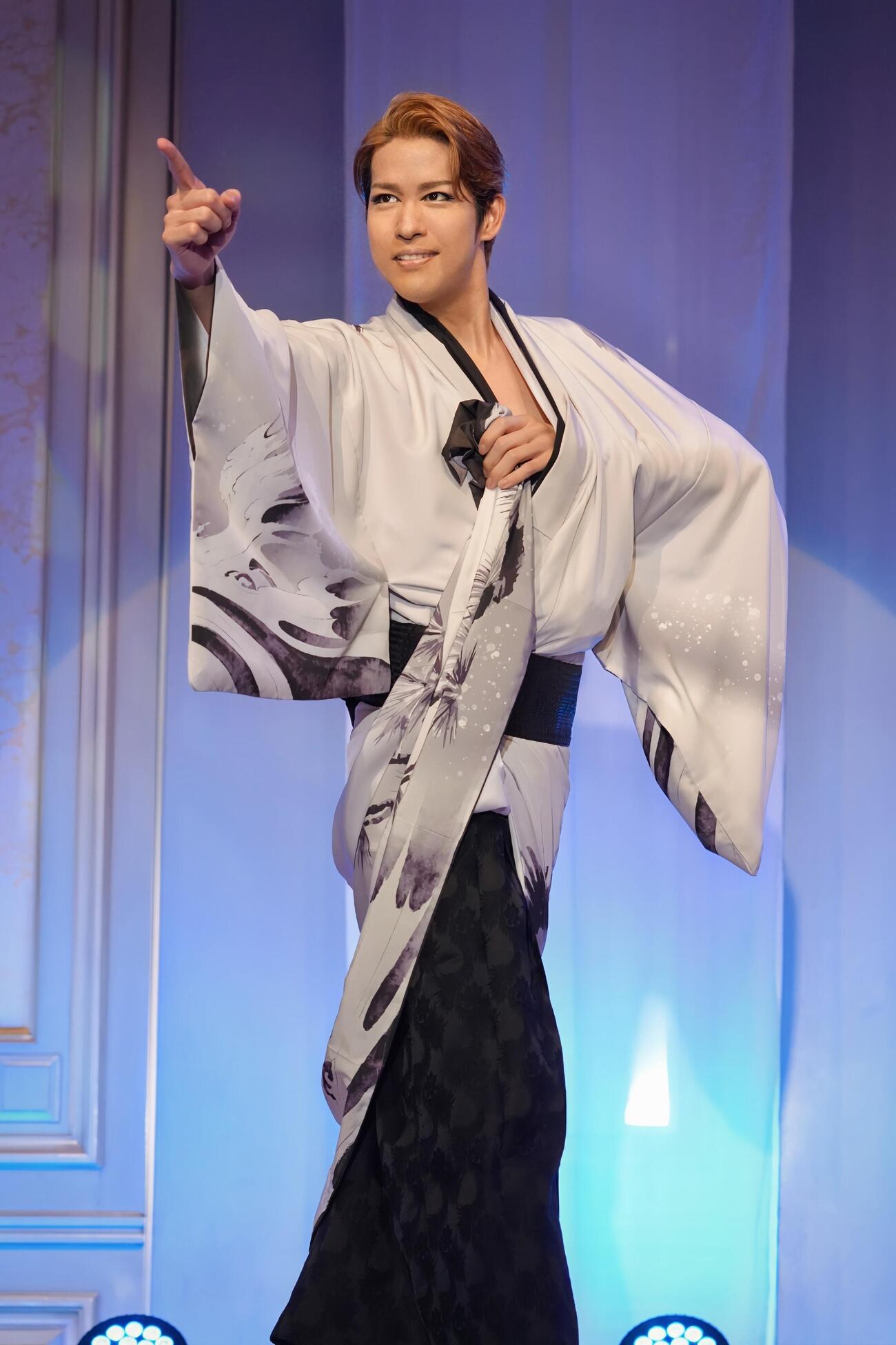 バースデーディナーショーで熱演する花園直道（青木優子撮影）