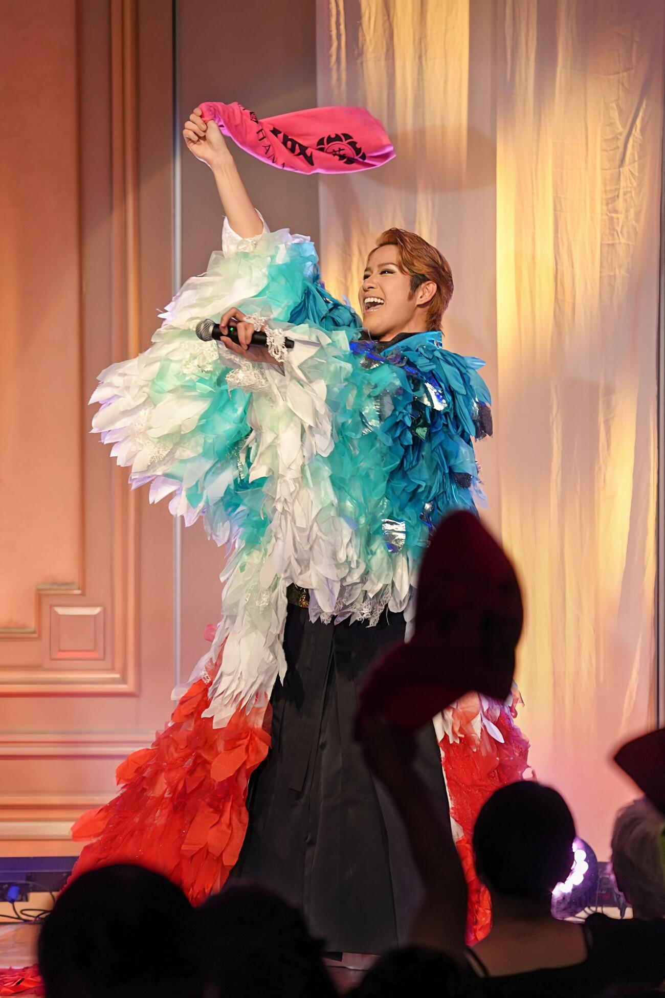 バースデーディナーショーで熱演する花園直道（青木優子撮影）