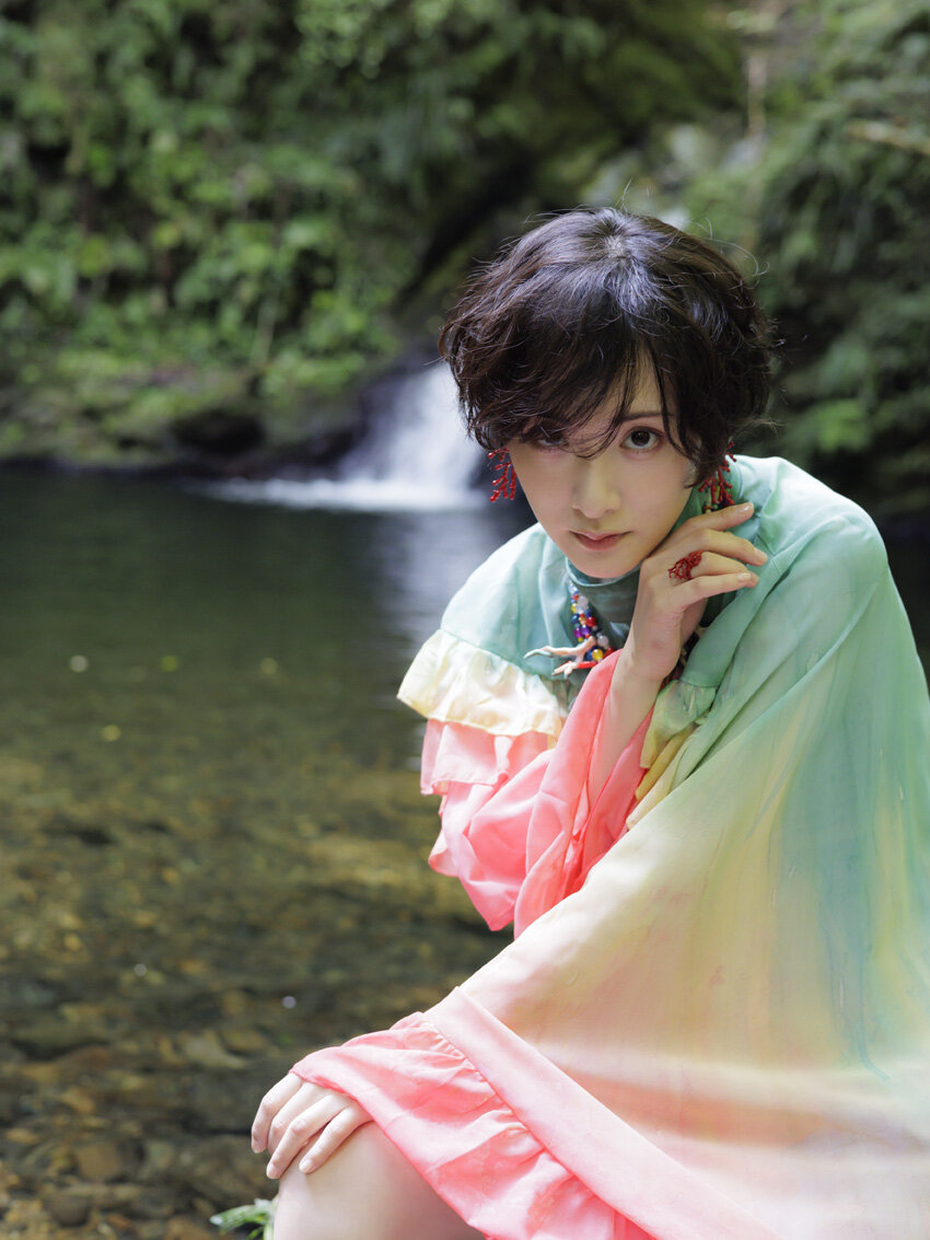 生駒里奈写真集「ルリカケス」（青山裕企氏撮影）