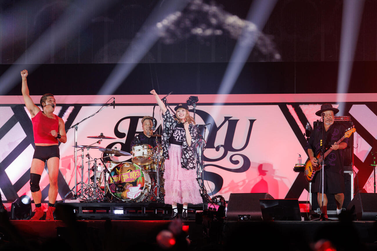 「PAMYU FES　～Kyary Pamyu Pamyu 15th Anniversary～」できゃりーぱみゅぱみゅ（中央）はMONGOL800とコラボした（石井亜希氏撮影）