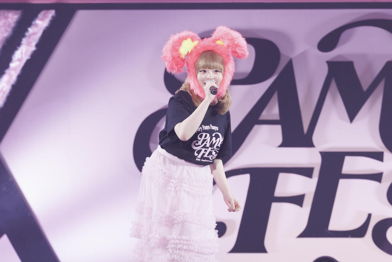 「PAMYU FES　～Kyary Pamyu Pamyu 15th Anniversary～」の開幕MCで会場を盛り上げたきゃりーぱみゅぱみゅ（石井亜希氏撮影）