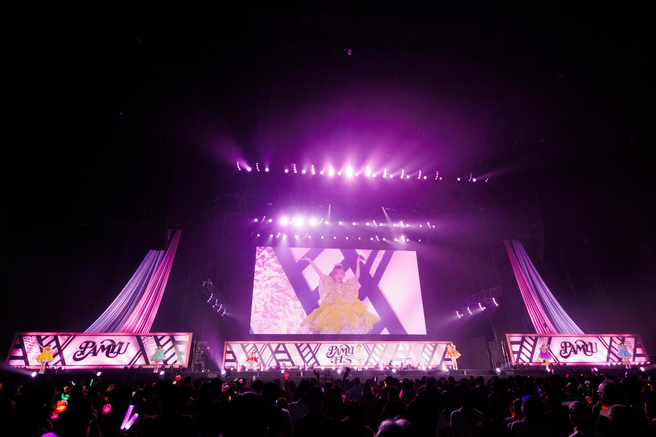 「PAMYU FES　～Kyary Pamyu Pamyu 15th Anniversary～」でパフォーマンスを披露したFRUITS ZIPPERのメンバー（ヨシモリユウナ氏撮影）
