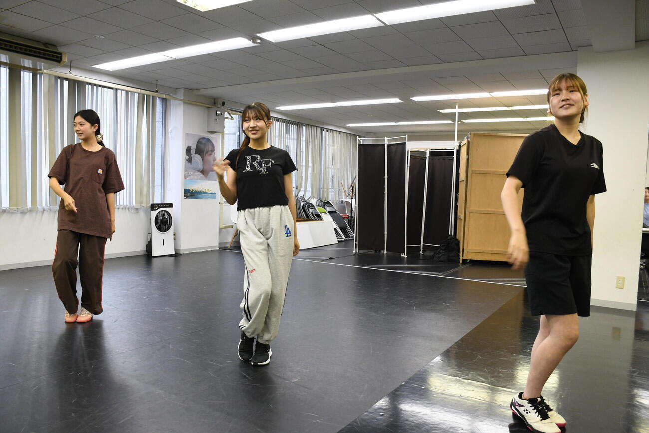 レッスンに励むMilky Flower。左から室谷ののか、陽愛、三宅百江（撮影・阪口孝志）
