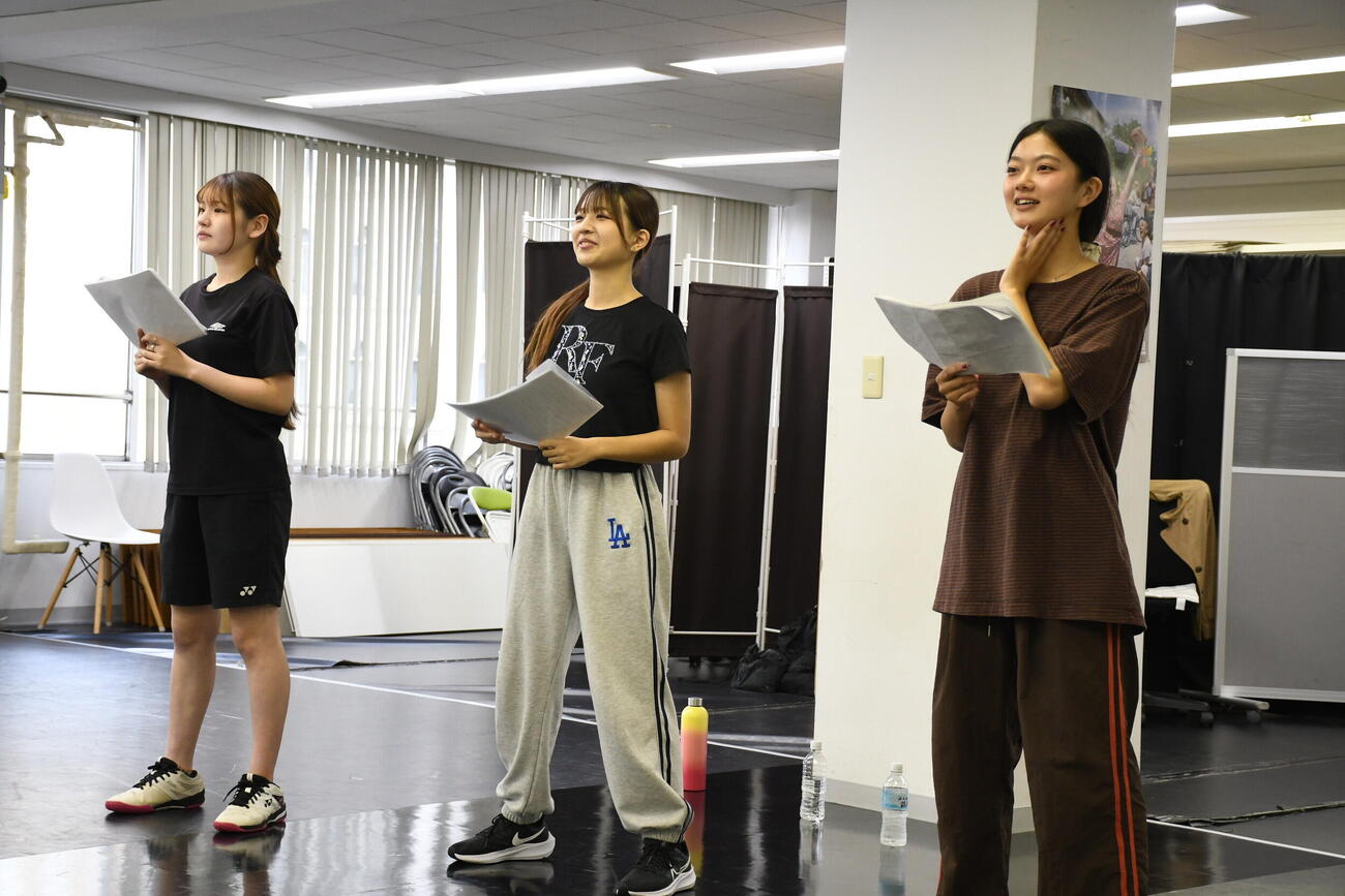レッスンに励むMilky Flower。左から三宅百江、陽愛、室谷ののか（撮影・阪口孝志）