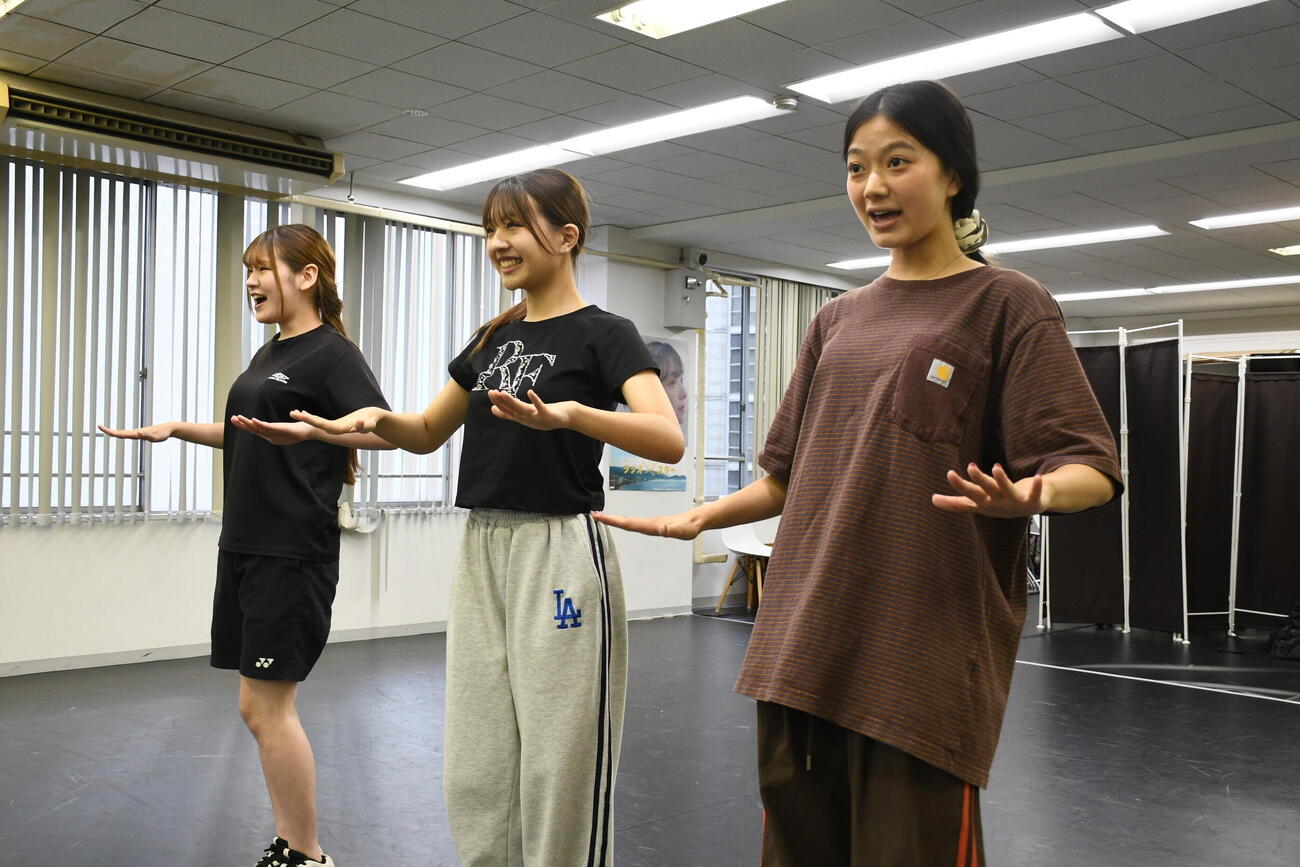 レッスンに励むMilky Flower。左から三宅百江、陽愛、室谷ののか（撮影・阪口孝志）
