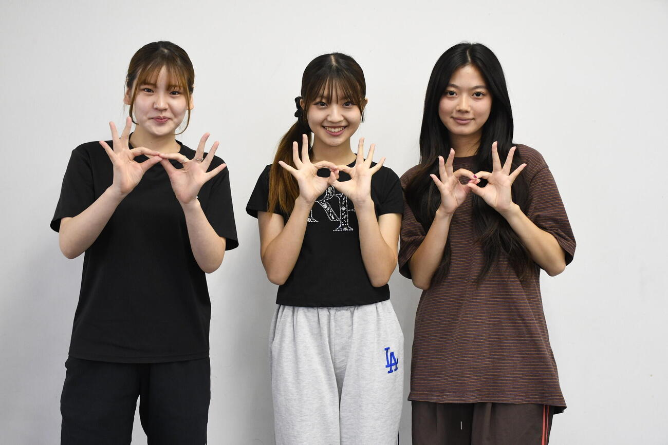 活躍の場を広げるMilky Flower。左から三宅百江、陽愛、室谷ののか（撮影・阪口孝志）