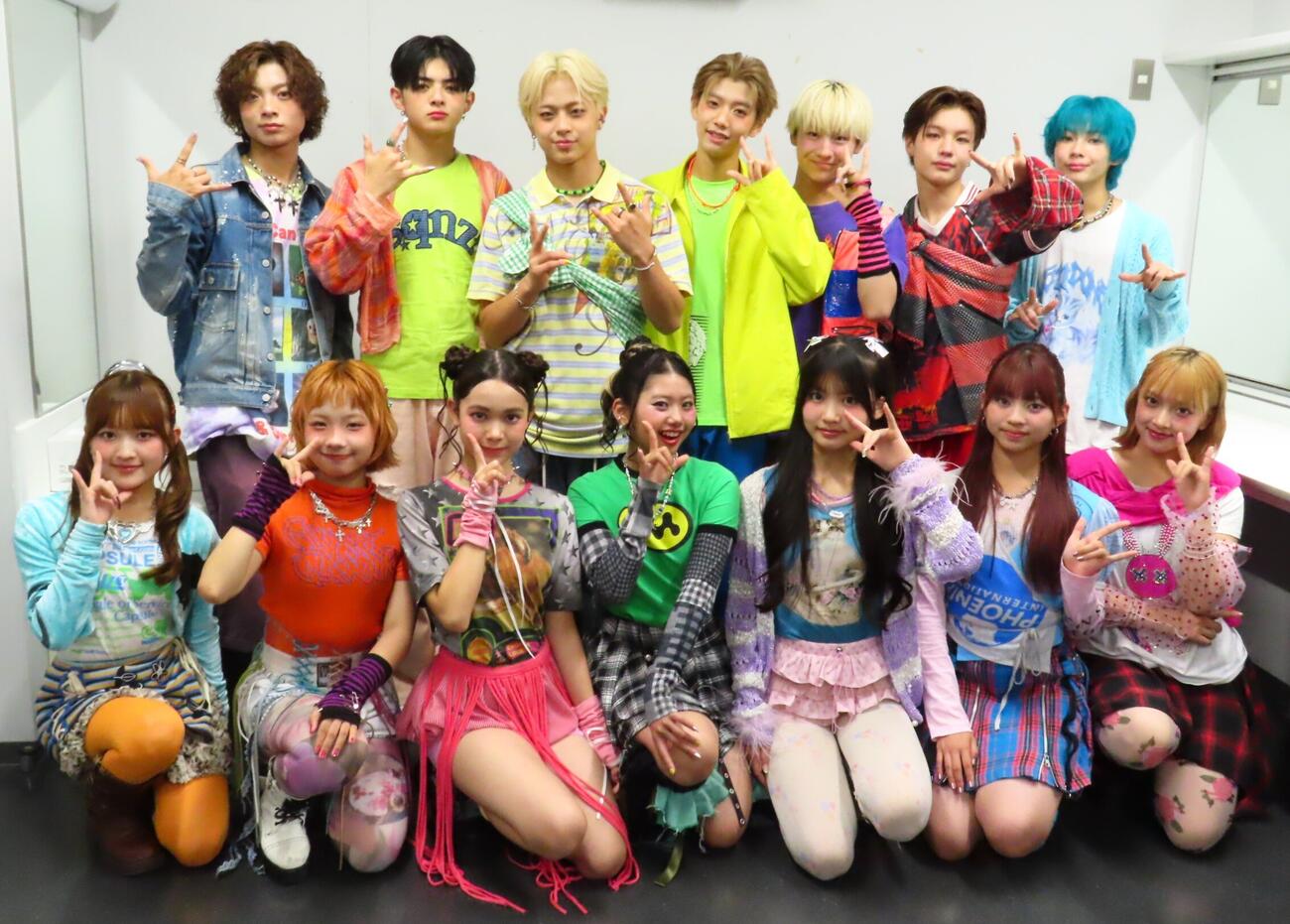 「PG CLASS PARTY」を開催したPG。前列左からRiANA、RiRi、CHAAMi、ANJi、MiSORA、NOA、NiiNA、後列左からRYUDO、TENSHiN、REi、GAKU、TSUBASA、AOi、KAREN