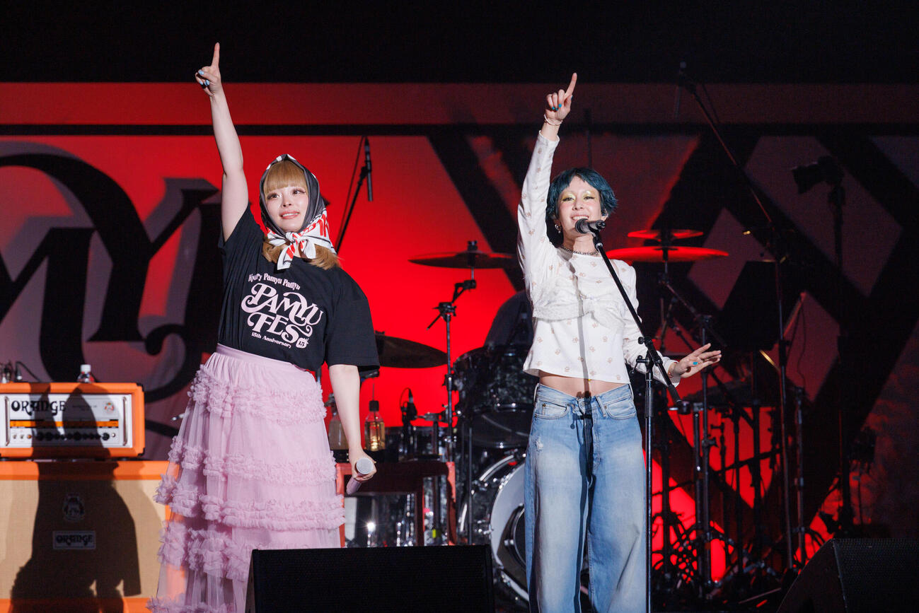 「PAMYU FES　～Kyary Pamyu Pamyu 15th Anniversary～」で木村カエラ（右）とコラボしたきゃりーぱみゅぱみゅ（石井亜希氏撮影）
