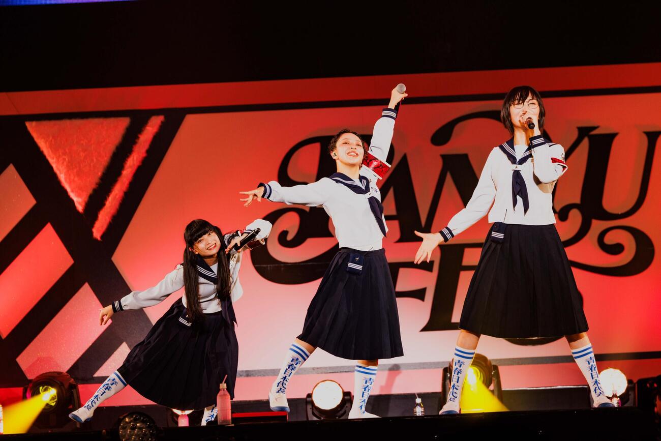 「PAMYU FES　～Kyary Pamyu Pamyu 15th Anniversary～」で歌う新しい学校のリーダーズのメンバー（ヨシモリユウナ氏撮影）