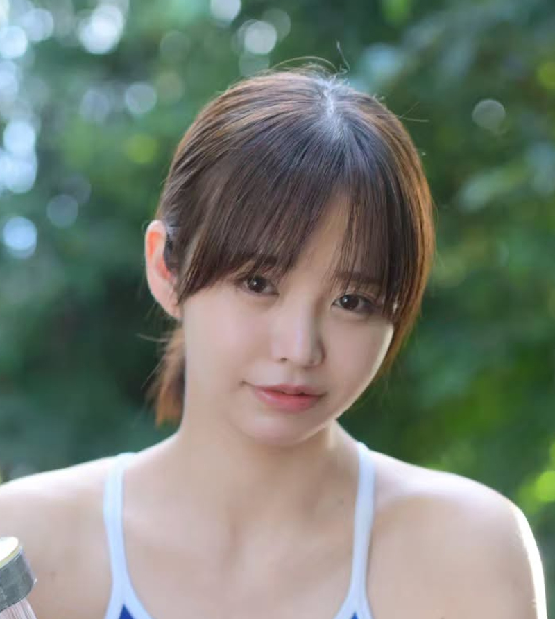 スクール水着ショットを公開した真中つぐ（真中つぐのインスタグラムから）