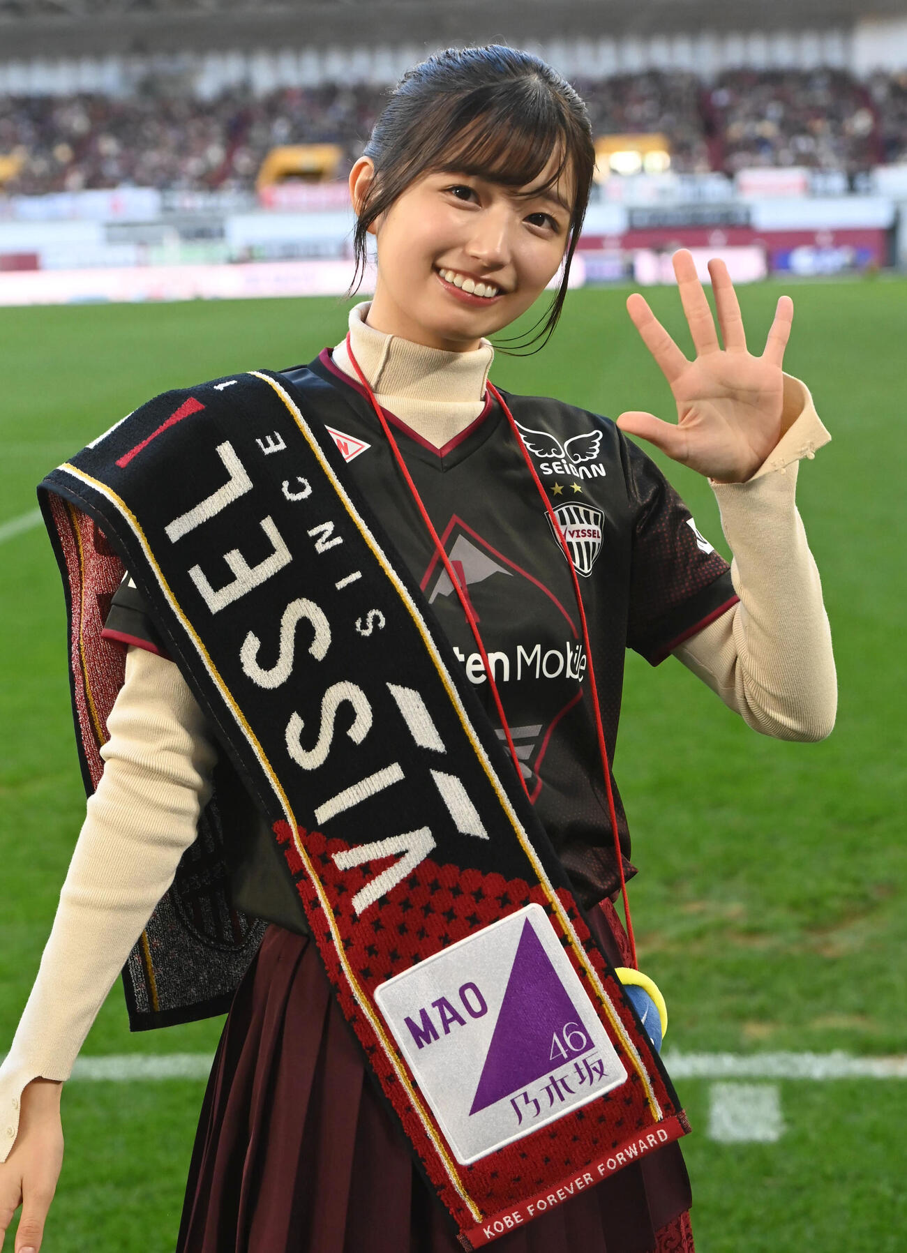 サポーターに手をふる乃木坂46の五百城茉央（2024年12月撮影）