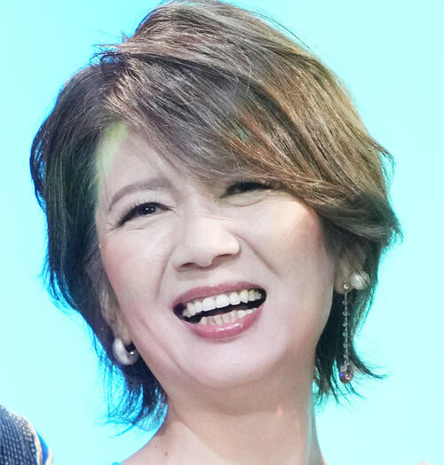 桑田靖子、43年前の衣装でライブ　エメラルドグリーンのミニドレス姿に「とってもかわいい」