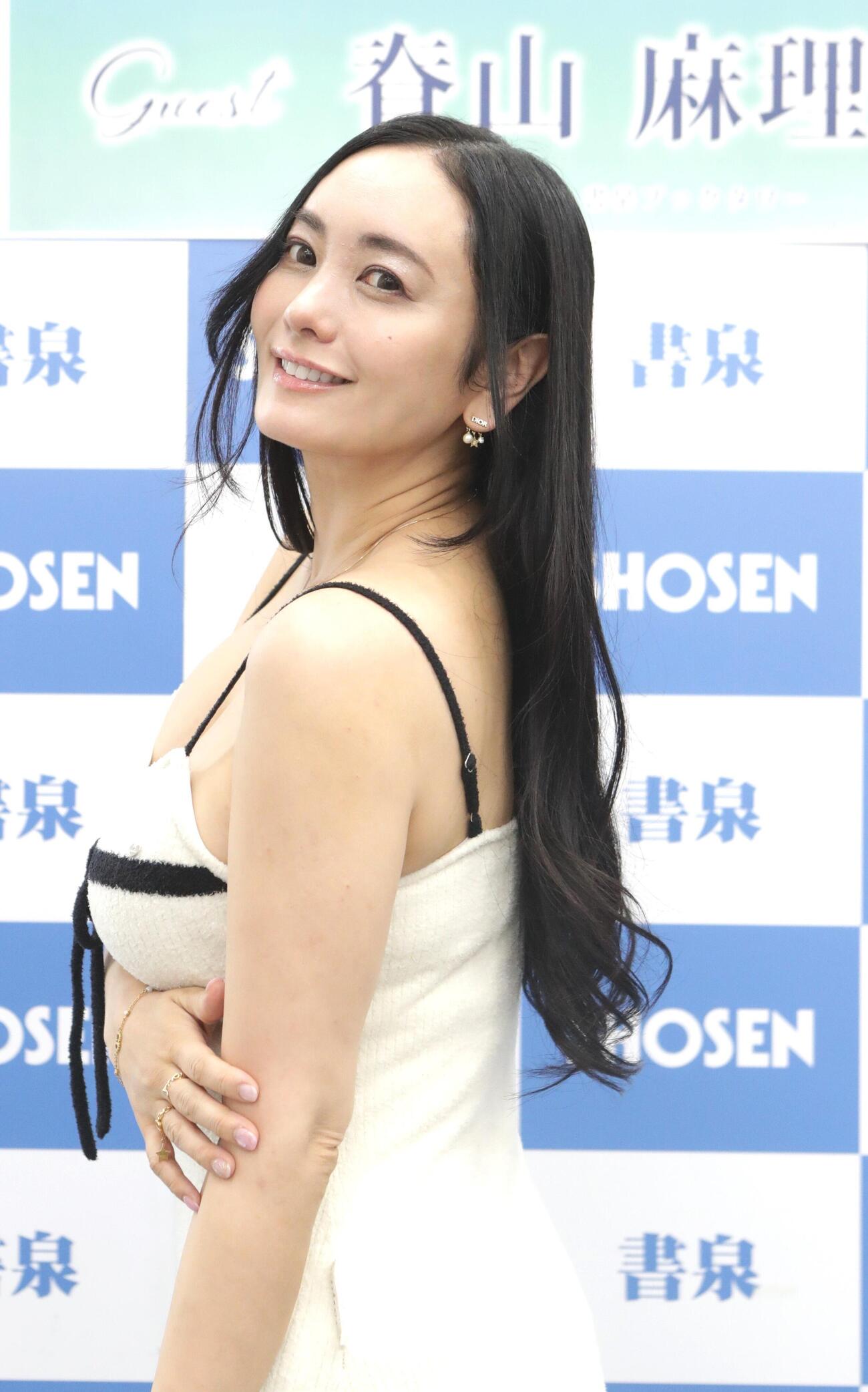 DVD発売イベントに出席する脊山麻理子