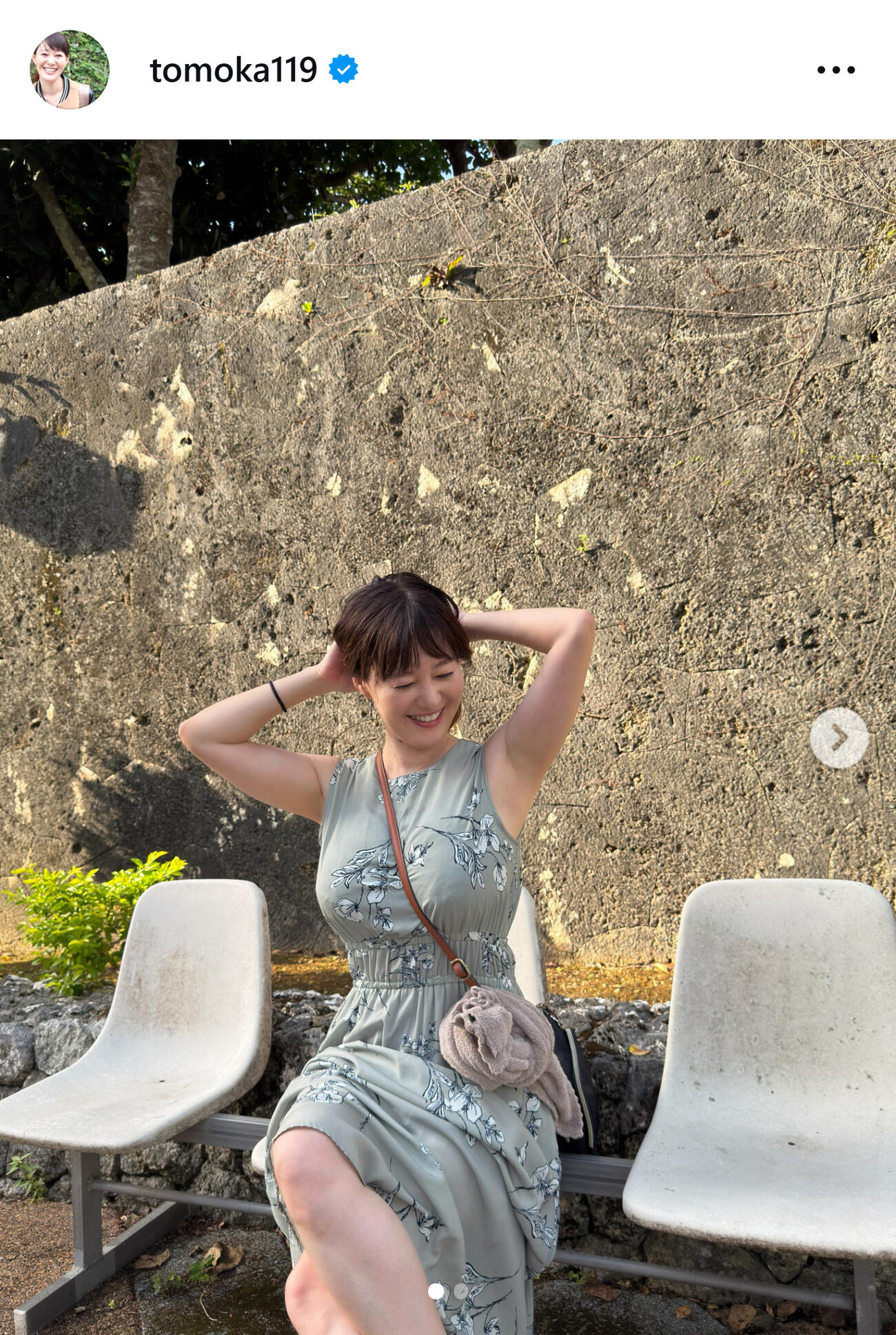 美ワキ全開「良い女ポーズ」（ラジオ沖縄竹中知華アナのインスタグラムから）