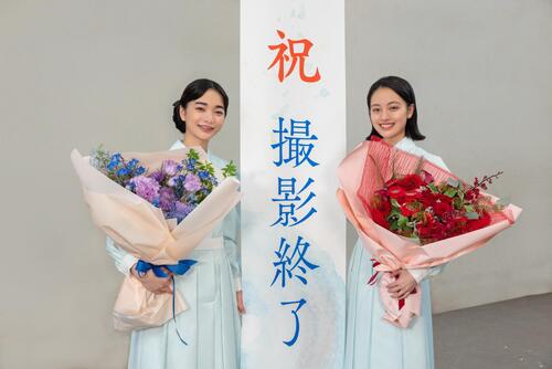 「風、薫る」がクランクアップ　見上愛「まだふわふわとした気持ち」　上坂樹里「本当に宝物」