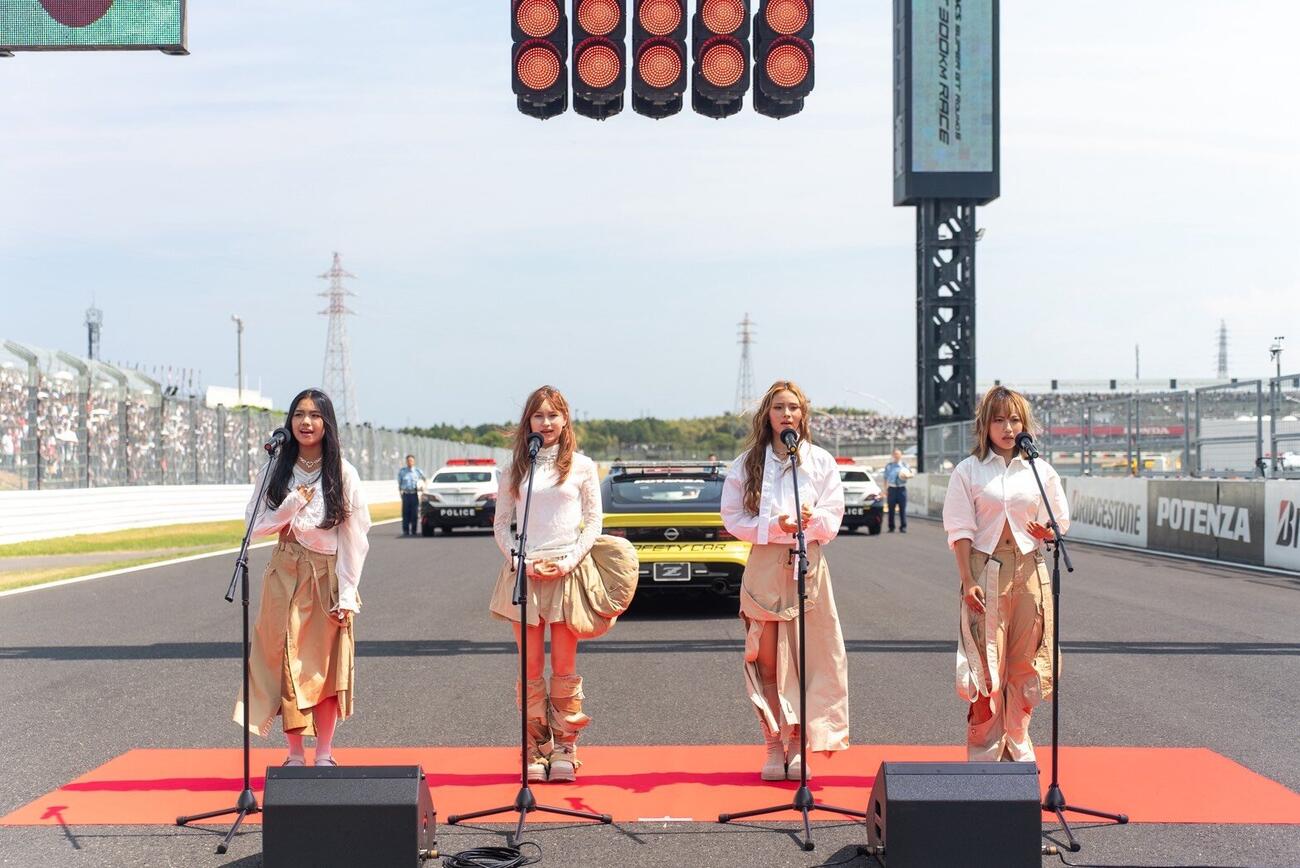 鈴鹿サーキットで国歌斉唱を行ったBe－ray。左からCocomi、Emi、Michelle、Hinata