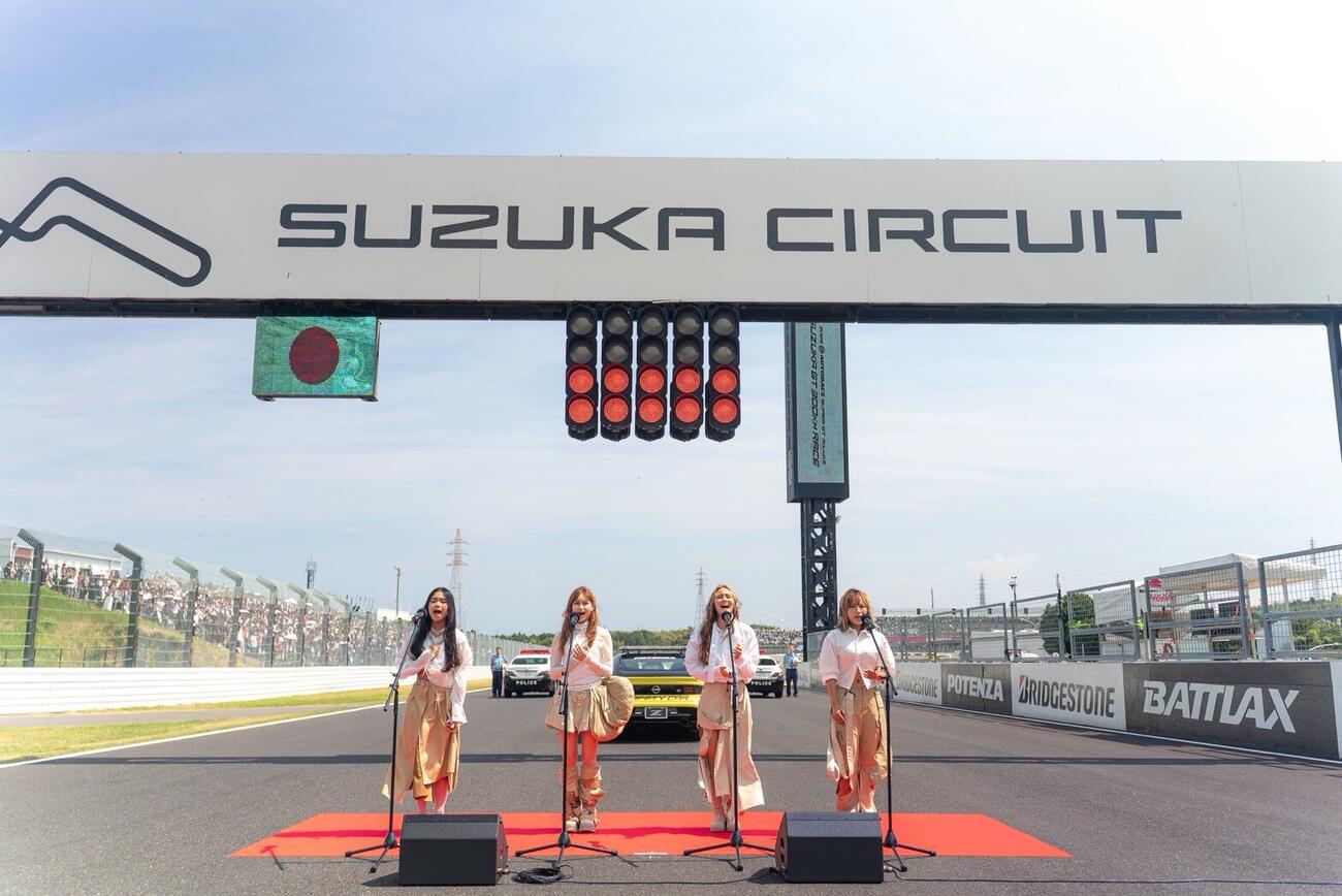鈴鹿サーキットで国歌斉唱を行ったBe－ray。左からCocomi、Emi、Michelle、Hinata