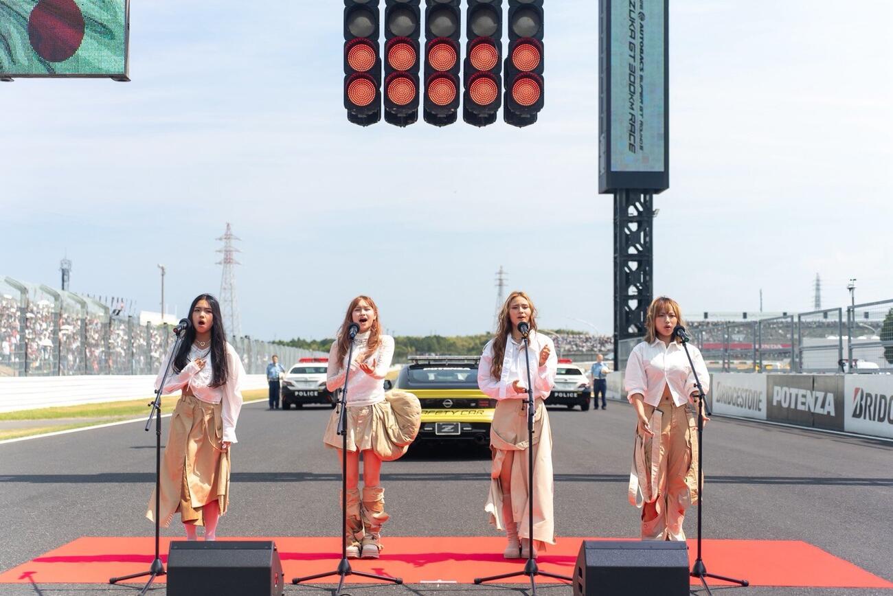鈴鹿サーキットで国歌斉唱を行ったBe－ray。左からCocomi、Emi、Michelle、Hinata