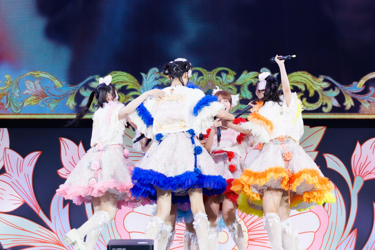 日本武道館公演が決定し抱き合うSWEET STEADY（ヨシモリユウナ撮影）