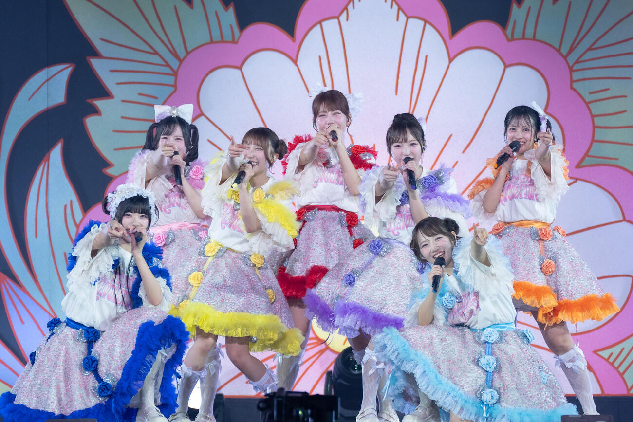 「SWEET STEADY ARENA LIVE 2026　－SUMMER－『STEADY→REVOLUTION』」でパフォーマンスするSWEET STEADY（ヨシモリユウナ氏撮影）