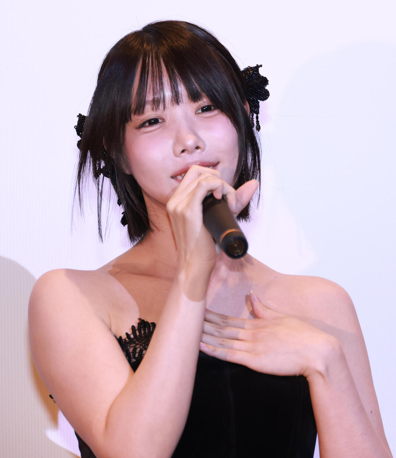 映画「しらぬひ」公開記念舞台あいさつを行うあの（撮影・中島郁夫）