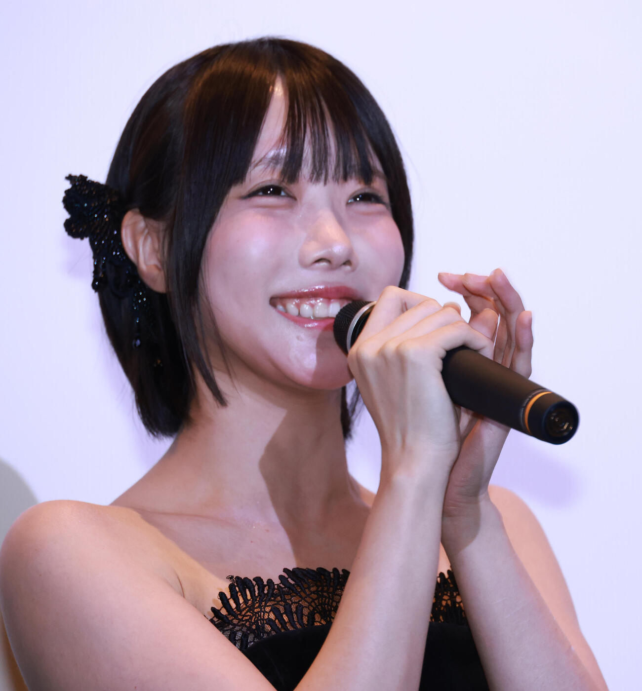 映画「しらぬひ」公開記念舞台あいさつを行うあの（撮影・中島郁夫）