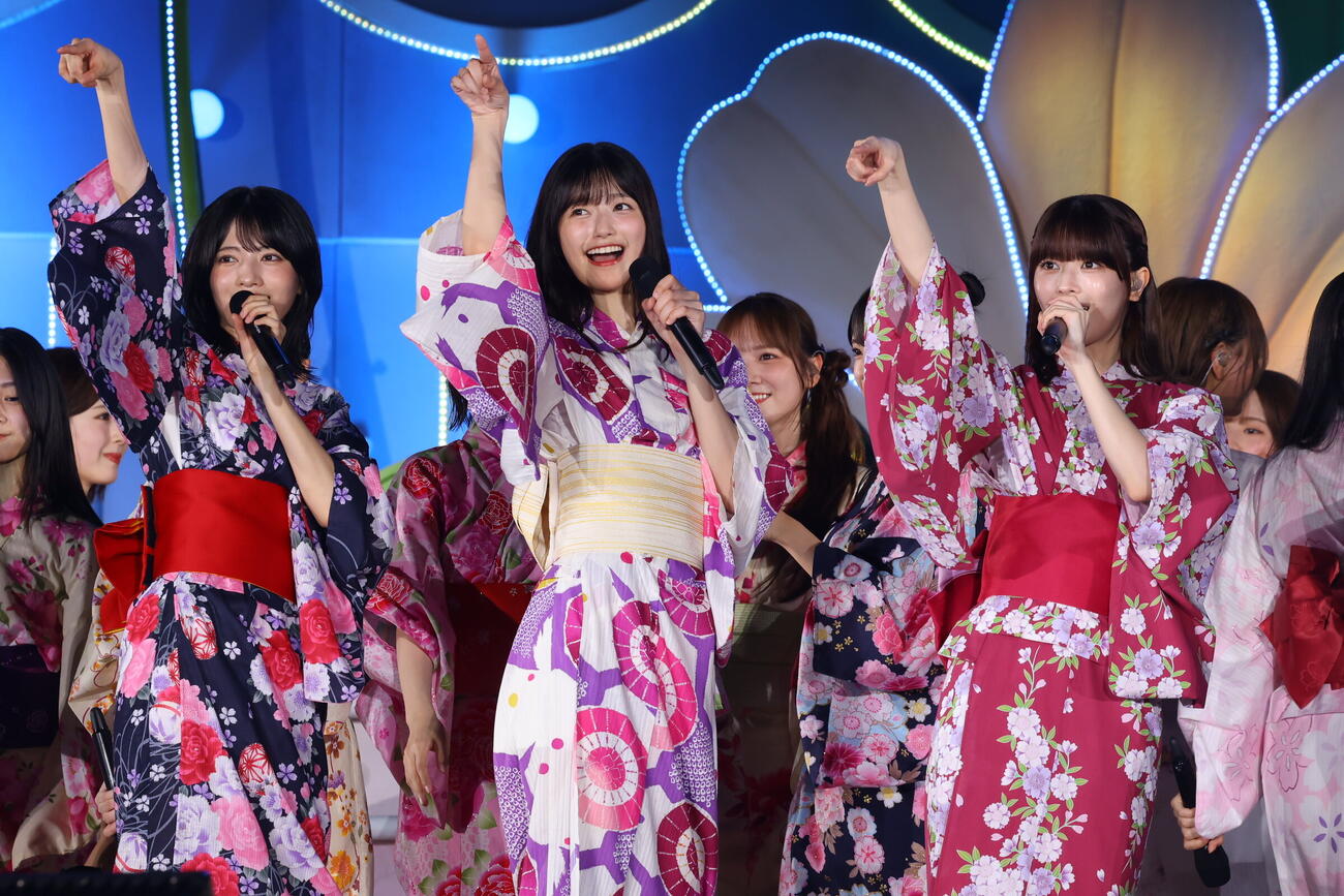 「真夏の全国ツアー2026」千秋楽公演を行った乃木坂46、左から林瑠奈、五百城茉央、岩本蓮加（C）乃木坂46LLC